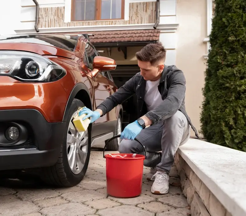 Lavage auto à domicile Lacapelle-Barrès : professionnel intervenant sur un véhicule